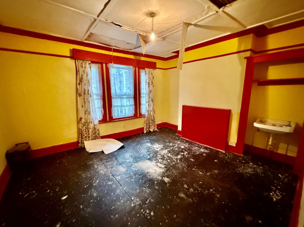 Lot: 40 - THREE STOREY HOUSE WITH POTENTIAL FOR SUB-DIVISION - First floor bedroom one